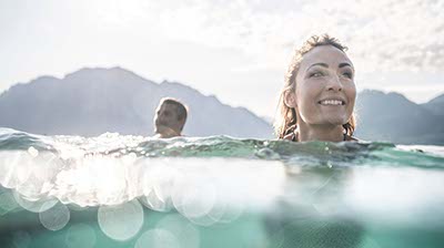 Frau und Mann schwimmen