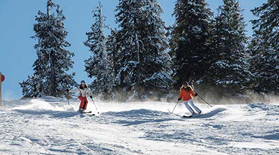 Piste mit Skifahrern